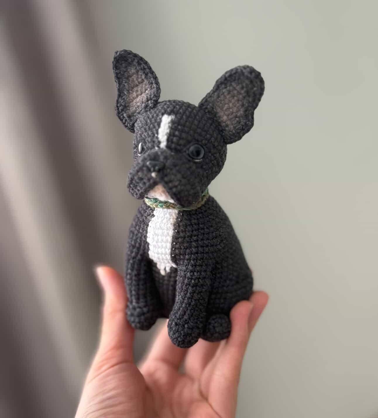 Авторська іграшка в’язаний пес французький бульдог чорний Авторська іграшка в’язаний пес французький бульдог чорний