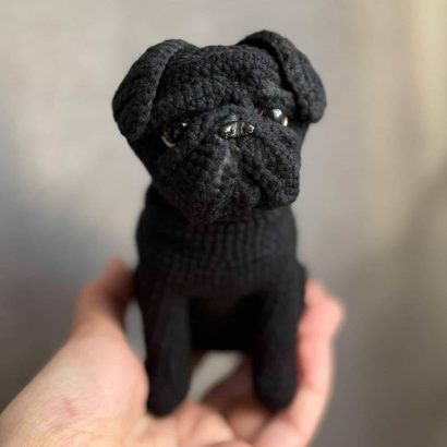 Авторська іграшка в’язаний чорний песик мопс у кофтинці