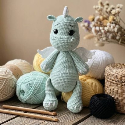 Дитяча іграшка в'язаний дракончик у м'ятному кольорі