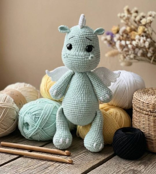 Дитяча іграшка в'язаний дракончик у м'ятному кольорі