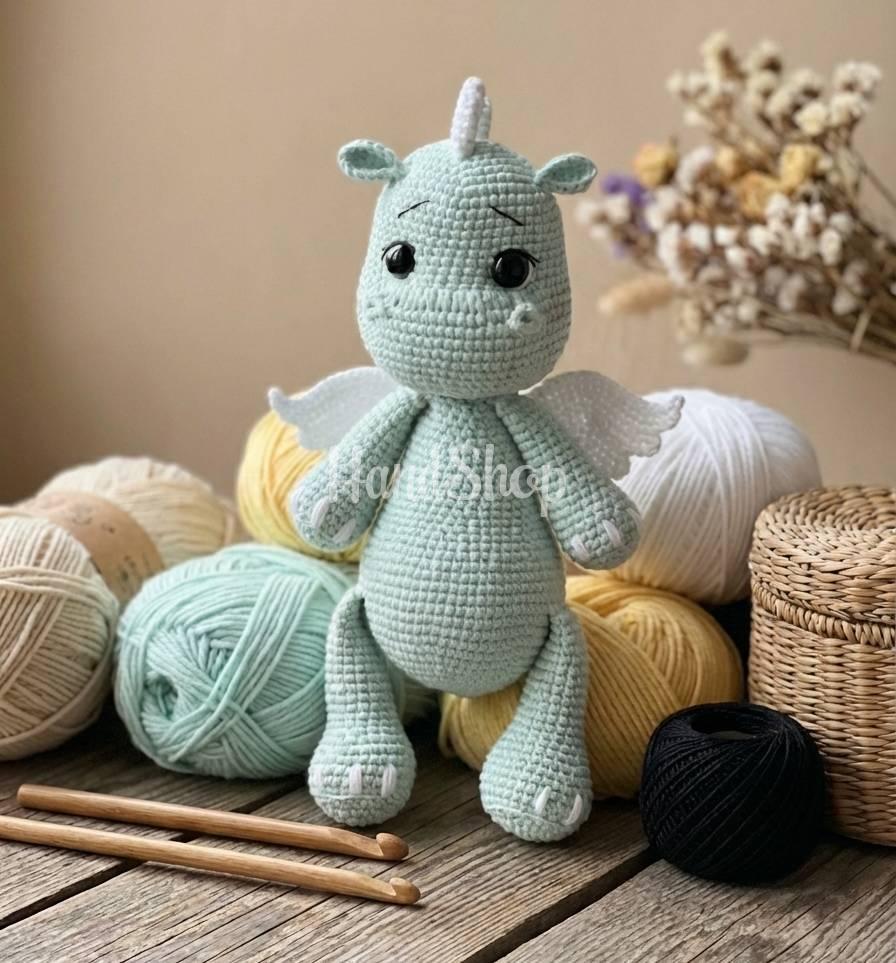 Дитяча іграшка в'язаний дракончик у м'ятному кольорі Дитяча іграшка в'язаний дракончик у м'ятному кольорі