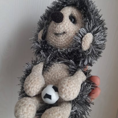 В’язана авторська м’яка іграшка їжачок футболіст з м'ячем
