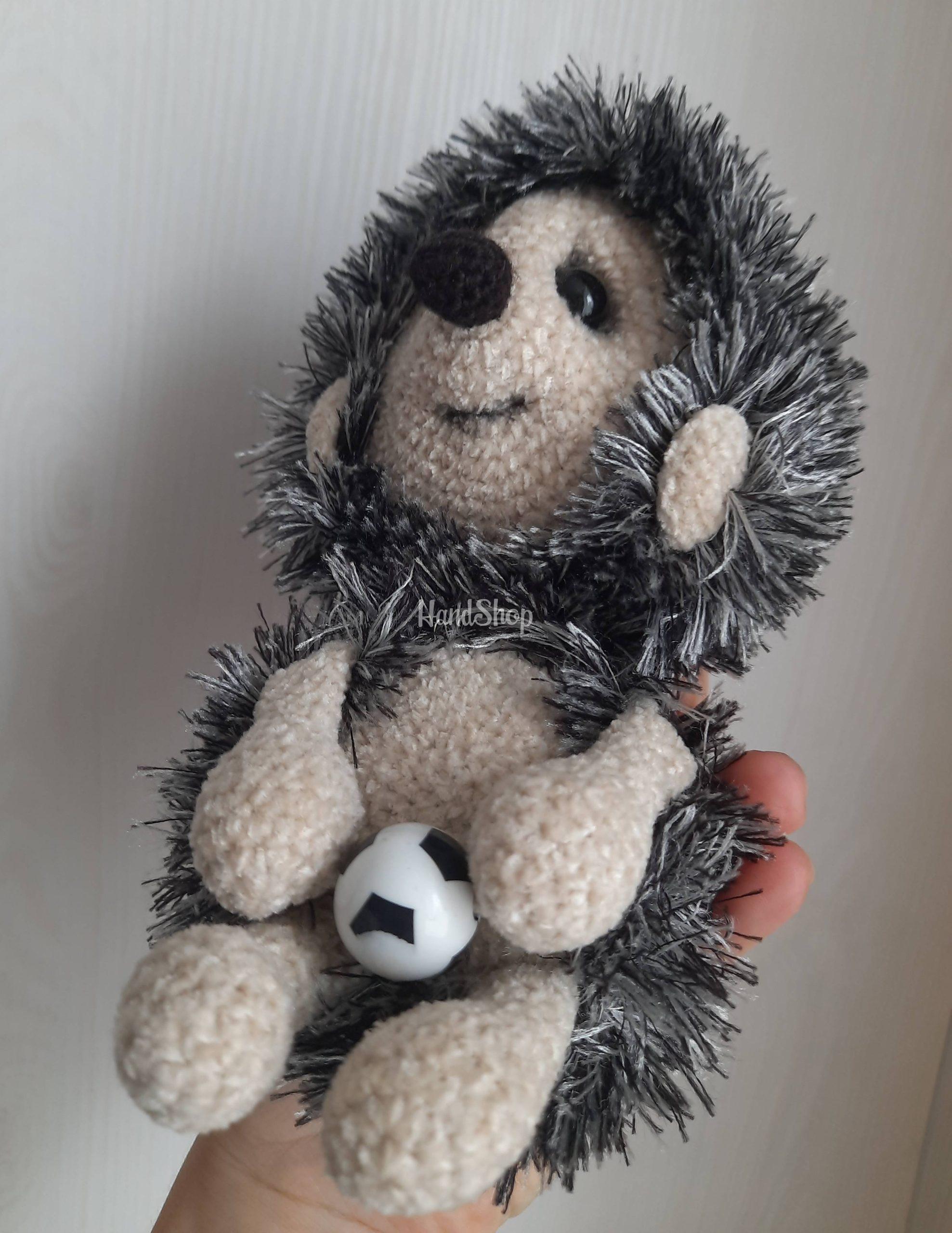 В’язана авторська м’яка іграшка їжачок футболіст з м'ячем В’язана авторська м’яка іграшка їжачок футболіст з м'ячем