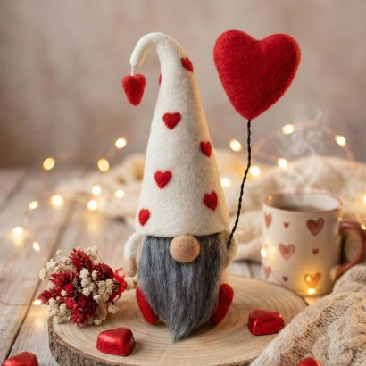 Сувенірний валяний гном із шерсті валентин з сердечком