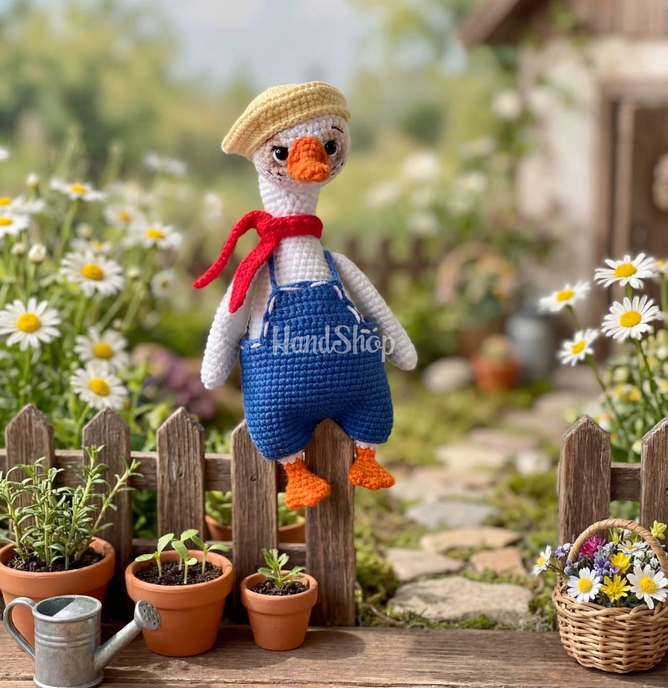 В’язана іграшка біле гусенятко в комбінезоні з кепкою В’язана іграшка біле гусенятко в комбінезоні з кепкою