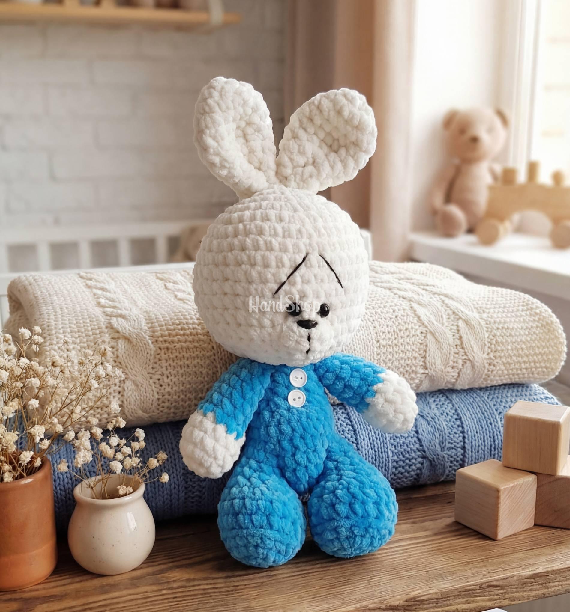 Зайчик сувенірний м’яка іграшка хлопчик у блакитному комбінезоні Зайчик сувенірний м’яка іграшка хлопчик у блакитному комбінезоні