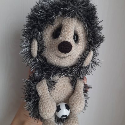 В’язана авторська м’яка іграшка їжачок футболіст з м'ячем