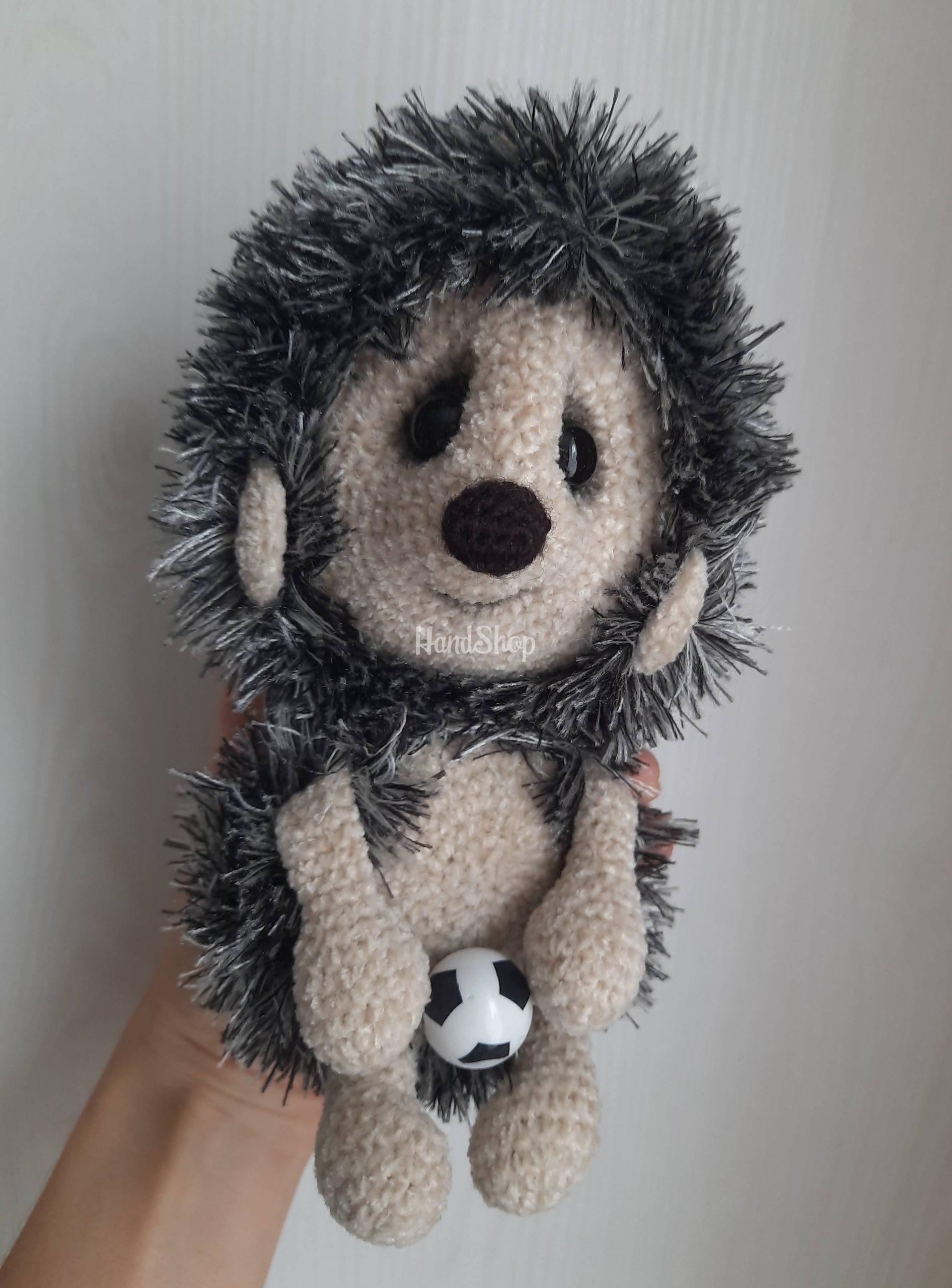 В’язана авторська м’яка іграшка їжачок футболіст з м'ячем В’язана авторська м’яка іграшка їжачок футболіст з м'ячем