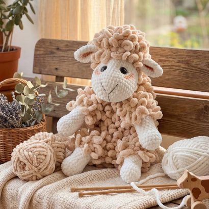 Велика дитяча в’язана іграшка гачком пухнаста вівця