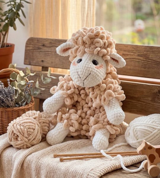 Велика дитяча в’язана іграшка гачком пухнаста вівця