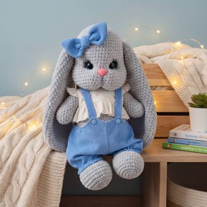 Дитяча іграшка зайка з бантиком в блакитному комбінезоні