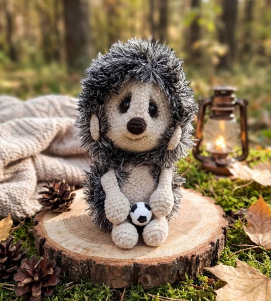 В’язана авторська м’яка іграшка їжачок футболіст з м'ячем