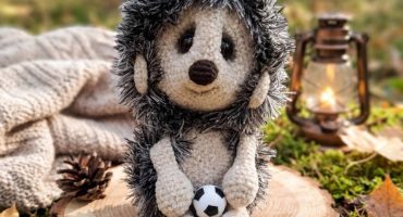 М’яка в’язана іграшка їжачок-футболіст: унікальний авторський сувенір для маленького футболіста, який стане вірним другом і джерелом радості для вашої дитини