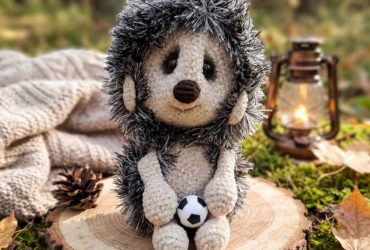 М’яка в’язана іграшка їжачок-футболіст: унікальний авторський сувенір для маленького футболіста, який стане вірним другом і джерелом радості для вашої дитини