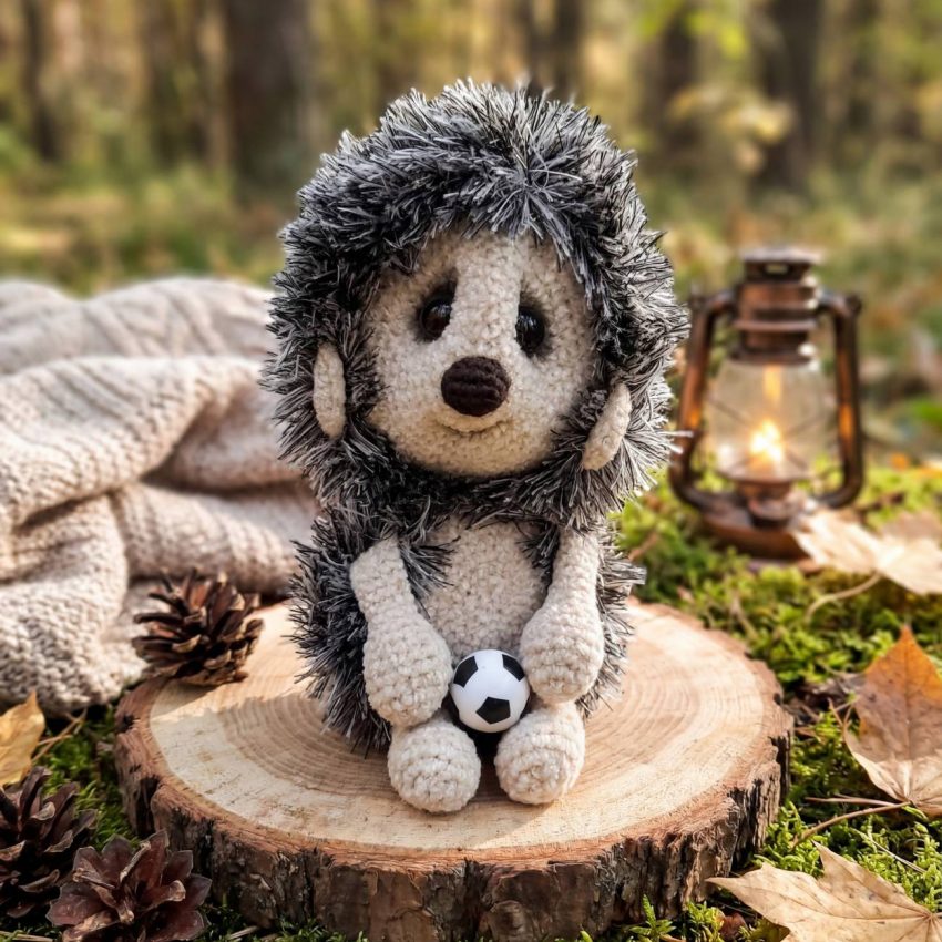 М’яка в’язана іграшка їжачок-футболіст: унікальний авторський сувенір для маленького футболіста, який стане вірним другом і джерелом радості для вашої дитини