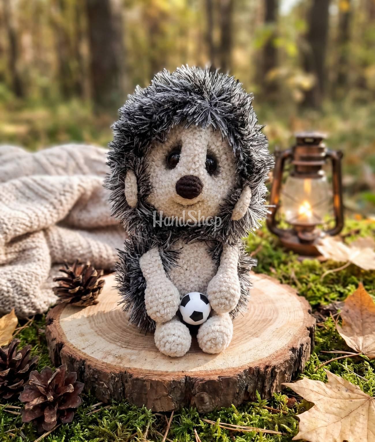 В’язана авторська м’яка іграшка їжачок футболіст з м'ячем В’язана авторська м’яка іграшка їжачок футболіст з м'ячем