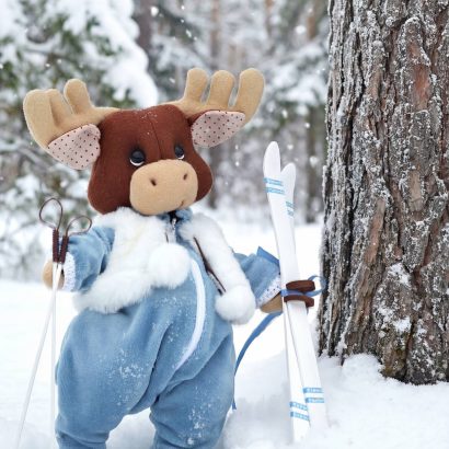 Іграшка лось спортсмен з лижами на підставці 2026