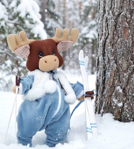 Іграшка лось спортсмен з лижами на підставці 2026