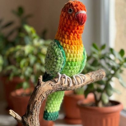 Авторська іграшка в’язаний папуга нерозлучик, 26 см