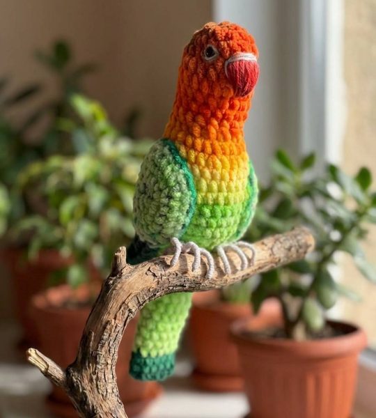 Авторська іграшка в’язаний папуга нерозлучик, 26 см