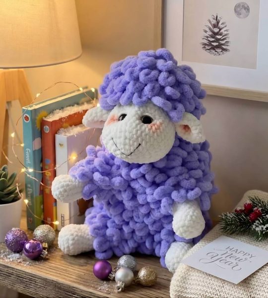 Авторская новогодняя большая вязаная игрушка фиолетовая овца