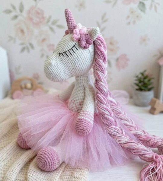 Іграшка в’язаний єдиноріг балерина з косичками