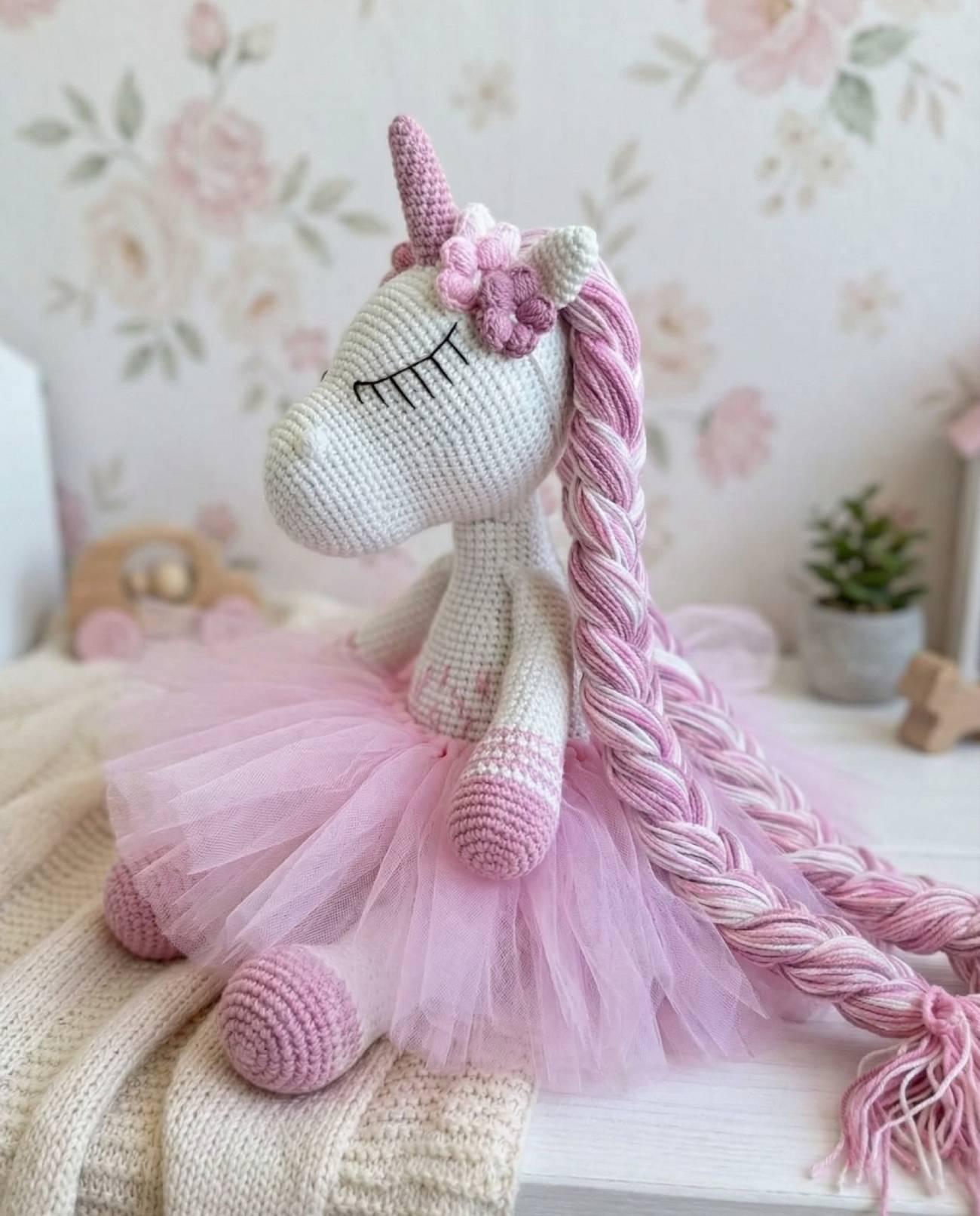 Іграшка в’язаний єдиноріг балерина з косичками Іграшка в’язаний єдиноріг балерина з косичками