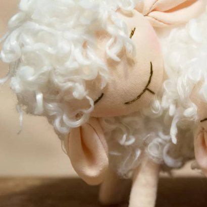 Новорічна сувенірна авторська м'яка біла кудрява вівця