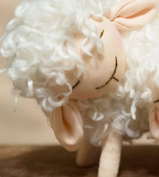 Новорічна сувенірна авторська м'яка біла кудрява вівця