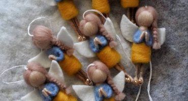 Маленька україночка-ангелик - ніжна лялька-підвіска з натуральної вовни, валяна вручну, патріотичний подарунок до Дня Незалежності Маленька україночка-ангелик - ніжна лялька-підвіска з натуральної вовни, валяна вручну, патріотичний подарунок до Дня Незалежності