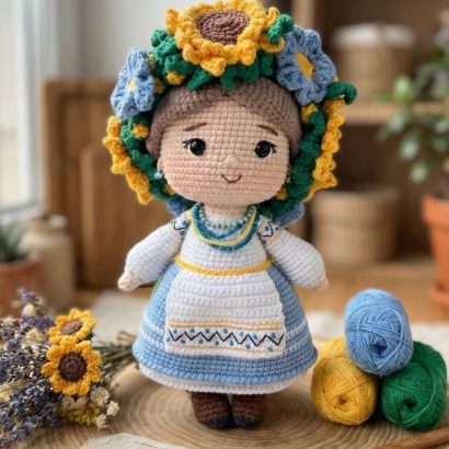 Сувенірна в’язана лялька україночка віночок квіти соняхи