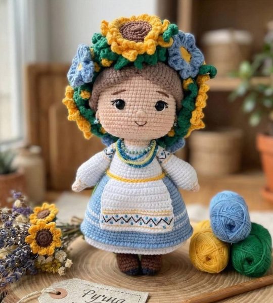 Сувенірна в’язана лялька україночка віночок квіти соняхи