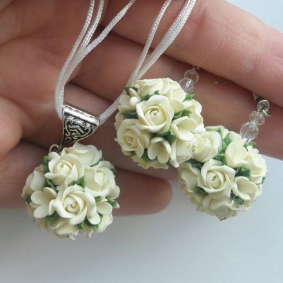 Серьги и кулон белые розы глина