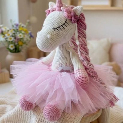 Іграшка в’язаний єдиноріг балерина з косичками