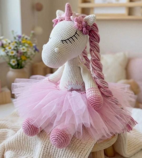 Іграшка в’язаний єдиноріг балерина з косичками