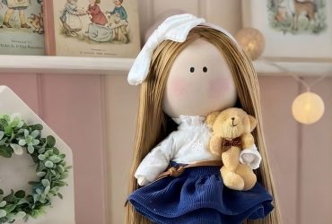 Особливий подарунок першокласниці - текстильна лялька, яка збереже найтепліші спогади про перший шкільний дзвоник Особливий подарунок першокласниці - текстильна лялька, яка збереже найтепліші спогади про перший шкільний дзвоник