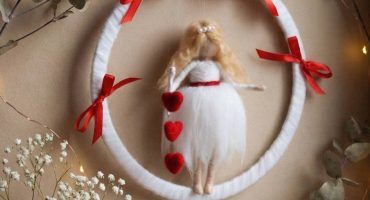 Авторський подарунок із сенсом лялечка дівчинка, що несе любов - вовняний оберіг ручної роботи до Дня Валентина