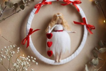 Авторський подарунок із сенсом лялечка дівчинка, що несе любов - вовняний оберіг ручної роботи до Дня Валентина