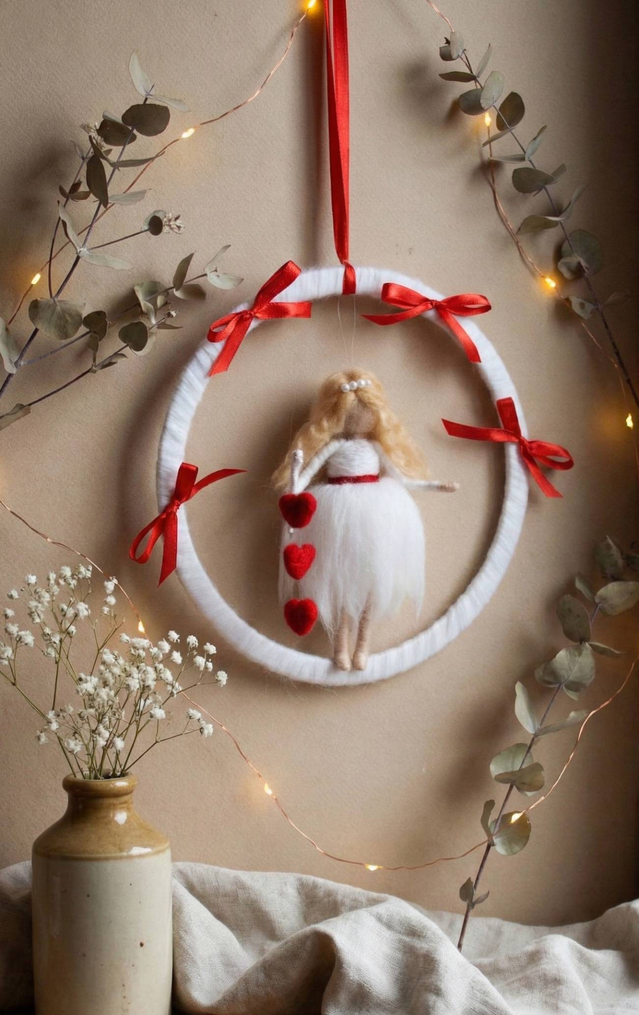 Авторський подарунок із сенсом лялечка дівчинка, що несе любов - вовняний оберіг ручної роботи до Дня Валентина