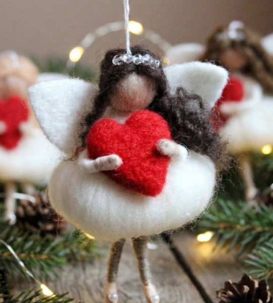 Сувенірна лялька валентинка ангела підвіска з сердечком