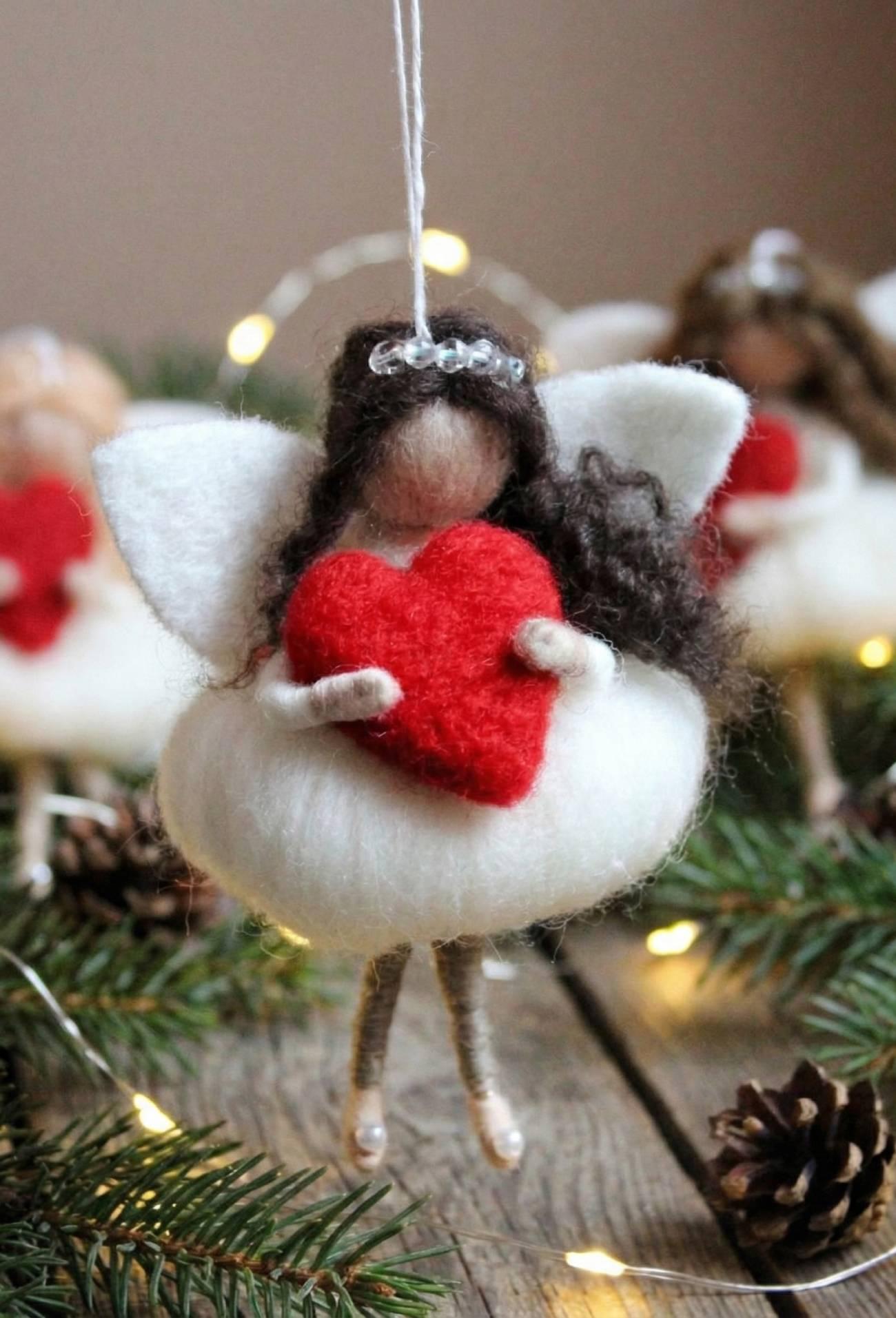 Сувенірна лялька валентинка ангела підвіска з сердечком Сувенірна лялька валентинка ангела підвіска з сердечком