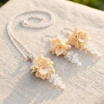 Весільні прикраси зі глини кулон та сережки квітки ванілі