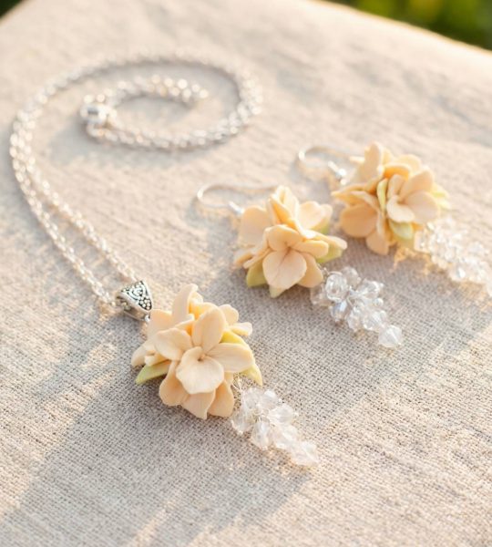 Весільні прикраси зі глини кулон та сережки квітки ванілі