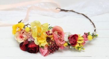 Перший День Школи в яскравих кольорах: вінок з декоративними квітами для школярочок і вчителів - символ елегантності