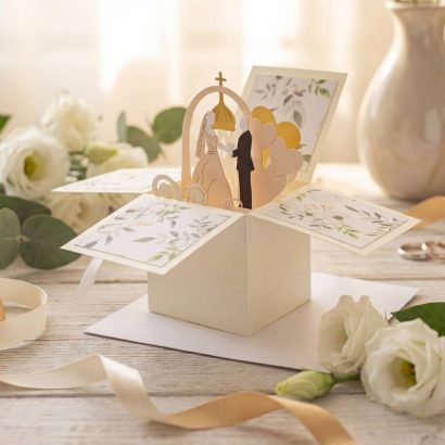 Весільна листівка у коробочці 3d церква, арка з молодятами