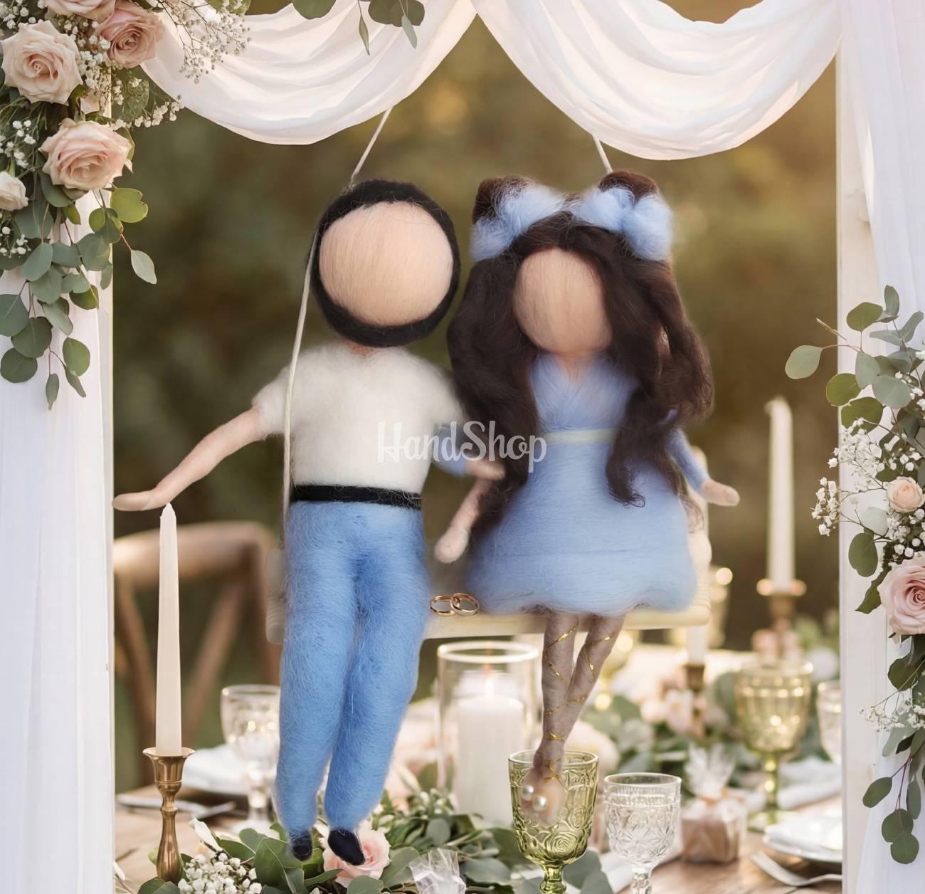 Ляльки на дерев’яній гойдалці з вовни весільна пара, 2 шт Ляльки на дерев’яній гойдалці з вовни весільна пара, 2 шт