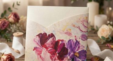 Подарунок, який говорить більше за слова: велика листівка-конверт з рожево-фіолетовими квітами до 8 березня