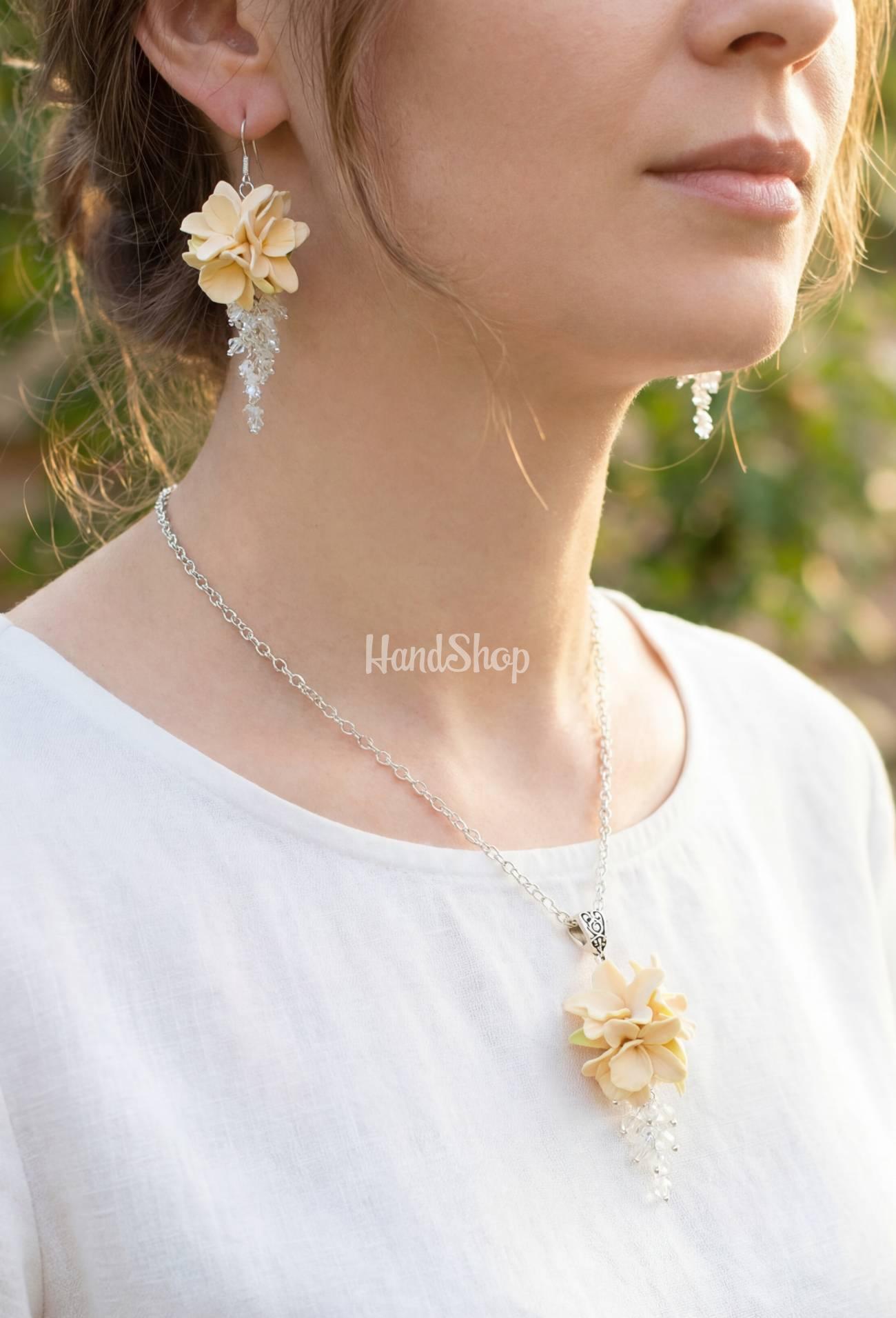 Весільні прикраси зі глини кулон та сережки квітки ванілі Весільні прикраси зі глини кулон та сережки квітки ванілі