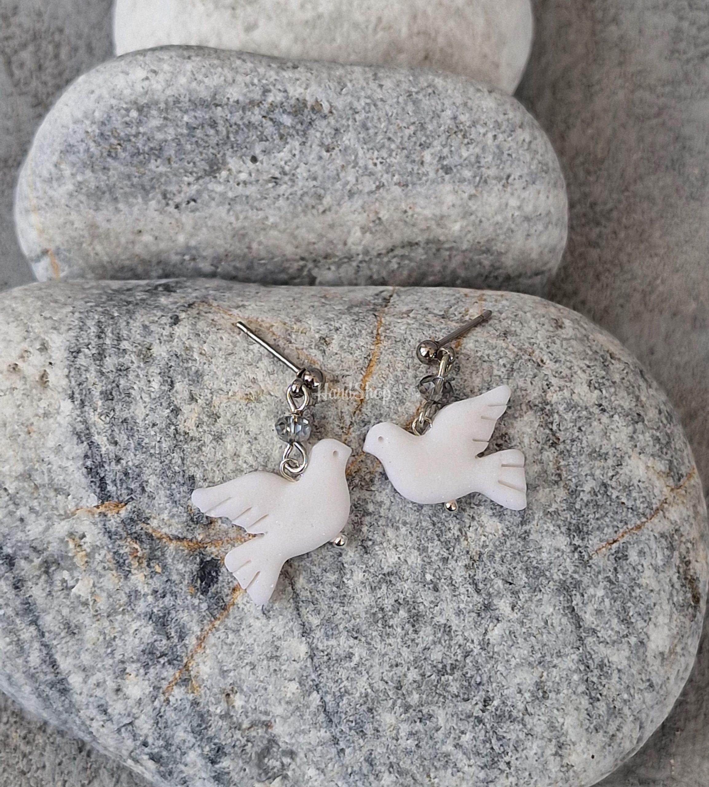 Жіночі сережки білі горлиці миру з полімерної глини Жіночі сережки білі горлиці миру з полімерної глини