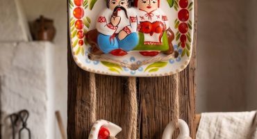 Керамічне панно-підвіска з петриківським розписом: Символ родини, єдності та любові у кожній деталі авторського витвору, що втілює традиції українського мистецтва